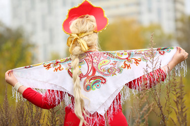 Pretty woman in traditional russian kokoshnik with - paha_l