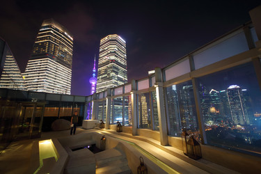 SHANGHAI, CHINA - NOV 5, 2015: Terrace and view of Oriental Pearl from - paha_l