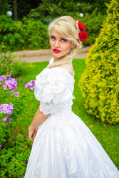 портрет красивой женщины в белом платье с - paha_l