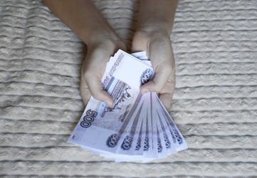 российские рубли в женских руках. оплата покупок - Dimasik_85