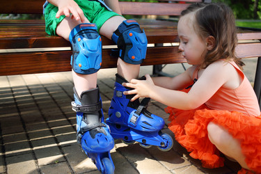 Legs of little boy sitting on bench and girl helps - paha_l