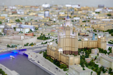 москва, россия - 20 декабря 2014 года: миниатюра сталинской высотки в - paha_l