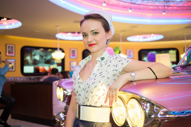 Beautiful young woman in retro dress with hand on - paha_l