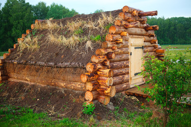 хижина с земляной крышей собрана из бревен в - paha_l