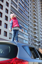 маленькая девочка в полосатой шляпке стоит на крыше автомобиля - paha_l