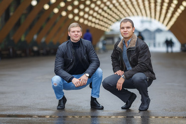 портрет двух молодых людей, сидящих на корточках - paha_l