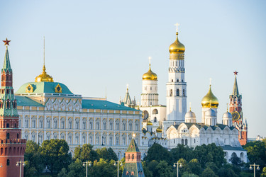 москва, 26 июля 2026 года, большой кремлевский дворец летним вечером в москве, колокольня ивана великого на заднем плане - AntonSAN