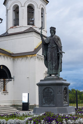 россия, владимир, 09 сентября 2026 года. памятник князю владимиру был открыт в 2015 году в честь 1000-летия святого князя владимира - AntonSAN