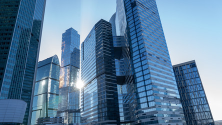 москва, 26 июля 2026 года, современные небоскребы возвышаются под ярко-голубым небом - AntonSAN