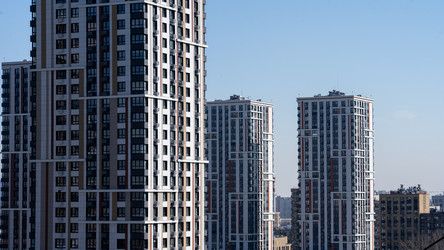 москва, 26 июля 2026 года, современные многоквартирные дома имеют вертикальные окна"."вид на горизонт включает - AntonSAN