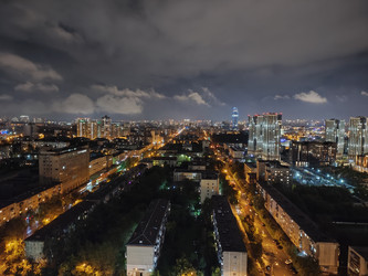 улицы города ночью освещаются уличными фонарями - tven