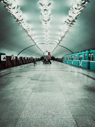 Метрополитен: перспектива платформы, декоративные световые панели и поезд у перрона - Abu