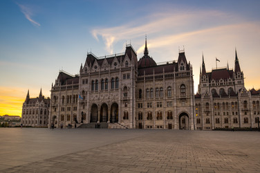 здание венгерского парламента в будапеште - gumbao