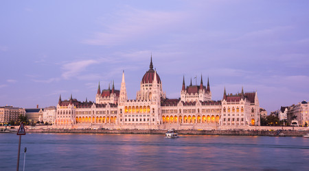 здание венгерского парламента в будапеште - gumbao