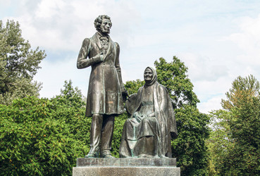 Памятник А.С. Пушкин и крестьянка Арина Родионовна, Псков, Псковская область, Россия, 2023 - Tatiana_Panova