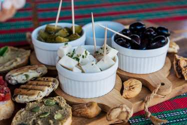 средиземноморская закуска с оливками, нарезанными солеными огурцами и сыром, посыпанным травами - Matroskin