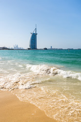 Вид с пляжа Джумейра на знаменитый семизвездочный отель Burj Al Arab - gumbao