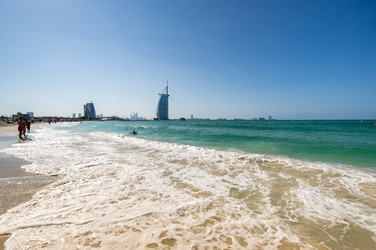 Вид с пляжа Джумейра на знаменитый семизвездочный отель Burj Al Arab - gumbao