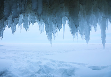 вид из ледяного грота на зимнее озеро байкал февральским днем - alkir