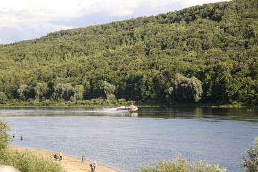 Река Ока с катером и отдыхающими на пляже. Летний пейзаж в России. Oka River with a speedboat and people relaxing on the beach. Summer landscape in Russia - Karagero