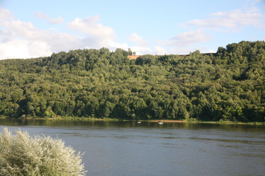 Река Ока с лесистым холмом и крутым берегом. Летний пейзаж в России. Oka River with forested hill and steep bank. Summer landscape in Russia - Karagero