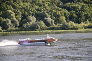 Судно на подводных крыльях на реке Оке. Летний пейзаж в России. Hydrofoil passenger ship on the Oka River. Summer landscape in Russia - Karagero