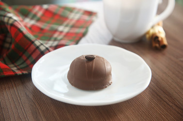 Вкусное шоколадное пирожное в глазури на тарелке с чашкой кофе крупным планом - ZemLenik_photoclb