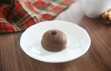 Вкусное шоколадное пирожное в глазури на тарелке с чашкой кофе крупным планом - ZemLenik_photoclb