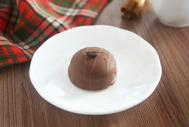 Вкусное шоколадное пирожное в глазури на тарелке крупным планом - ZemLenik_photoclb