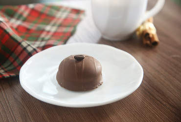 Вкусное шоколадное пирожное в глазури на тарелке крупным планом - ZemLenik_photoclb
