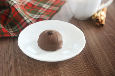 Вкусное шоколадное пирожное в глазури на тарелке крупным планом - ZemLenik_photoclb