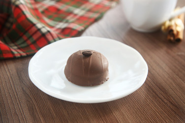 Вкусное шоколадное пирожное в глазури на тарелке крупным планом - ZemLenik_photoclb