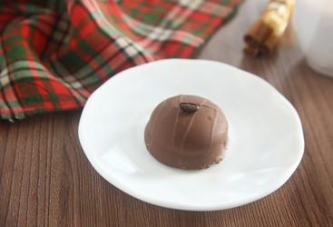 Вкусное шоколадное пирожное суфле в глазури на тарелке крупным планом - ZemLenik_photoclb