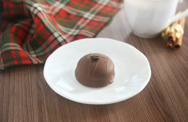 Вкусное шоколадное пирожное в глазури на тарелке крупным планом - ZemLenik_photoclb
