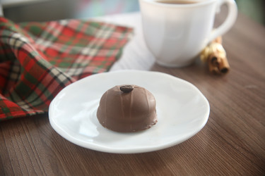 Вкусное шоколадное пирожное в глазури на тарелке крупным планом - ZemLenik_photoclb