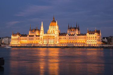 здание венгерского парламента в будапеште - gumbao