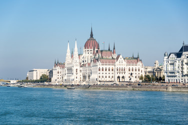 здание венгерского парламента в будапеште - gumbao