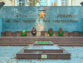Мемориальная стена - Сынам Отечества, чей прах покоится в земле Новороссийска, Новороссийск, Краснодарский край, Россия, 2021 - Tatiana_Panova
