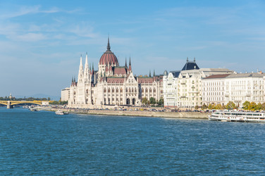 здание венгерского парламента в будапеште - gumbao