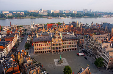 Антверпен, Бельгия. Ратуша Антверпена (Stadhuis Antwerpen) Панорама города. Летнее утро. Вид с высоты птичьего полета - NikitaMaykov