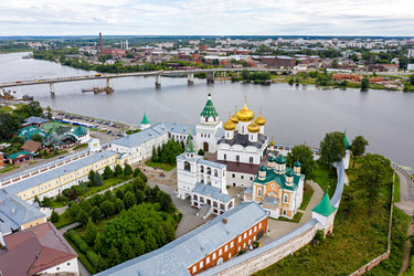 россия, кострома. свято-троицкий ипатьевский монастырь в костроме. вид с высоты птичьего полета - NikitaMaykov