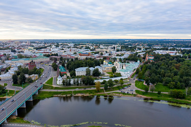 ярославль, россия. ярославский спасо-преображенский монастырь (спасо-ярославский мужской монастырь) - древний мужской монастырь в ярославле. время захода солнца. вид с высоты птичьего полета - NikitaMaykov