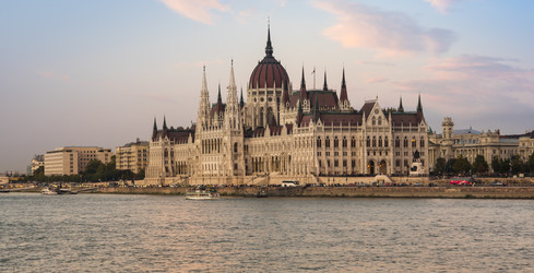 здание венгерского парламента в будапеште - gumbao