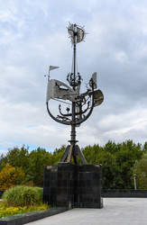 москва, россия - 25.09.2026: кинетическая скульптура "ноев ковчег" возле станции метро "новоясеневская" в москве - Sadoff