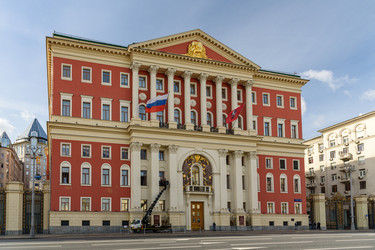 москва, россия - 10.01.2026: неоклассический фасад мэрии москвы на тверской улице, 13 с красным фасадом и вывеской "тверская, 13". - Sadoff