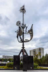 москва, россия - 25.09.2026: кинетическая металлическая скульптура "ковчег ноя" возле станции метро "новоясеневская" в московском городском жилом комплексе - Sadoff