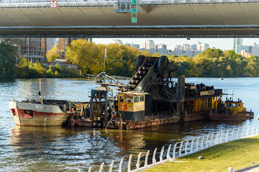 москва, россия - 30.09.2026: земснаряд "московский 117" на москве-реке у шелепихинского моста с тяжелой техникой - Sadoff