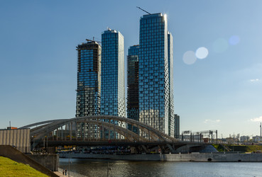 москва, россия - 30.09.2026: современные башни и мост на берегу москвы-реки на шелепихинской набережной - Sadoff