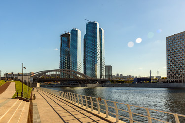 москва, россия - 30.09.2026: набережная шелепихинской набережной на берегу москвы-реки в москве со стеклянными башнями и сводчатыми - Sadoff
