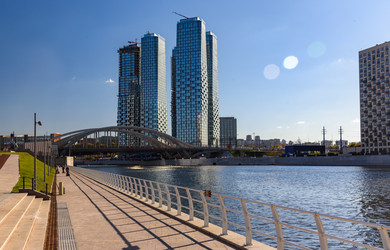 москва, россия - 30.09.2026: шелепихинская набережная вдоль москвы-реки с современными башнями и мостом - Sadoff
